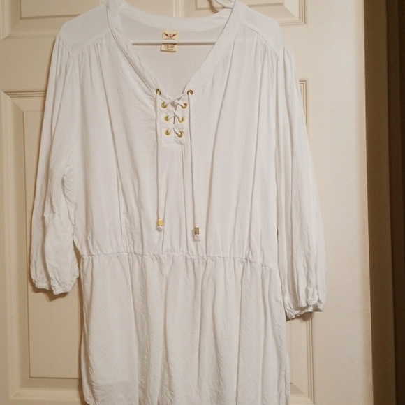 White top with Gold accent tie - Picture 1 of 5